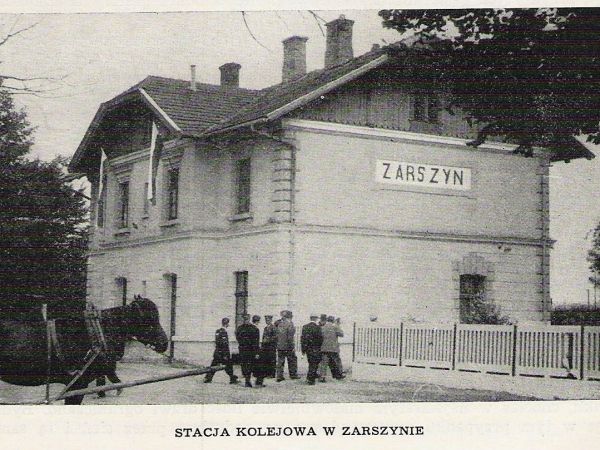 ze zbiorów prywatnych: lata 60-te XX wieku - z publikacji historycznych/ przewodnickich. N/z budynek dworca kolejowego - tam Galicyjska Kolej Transwersalna, tu
