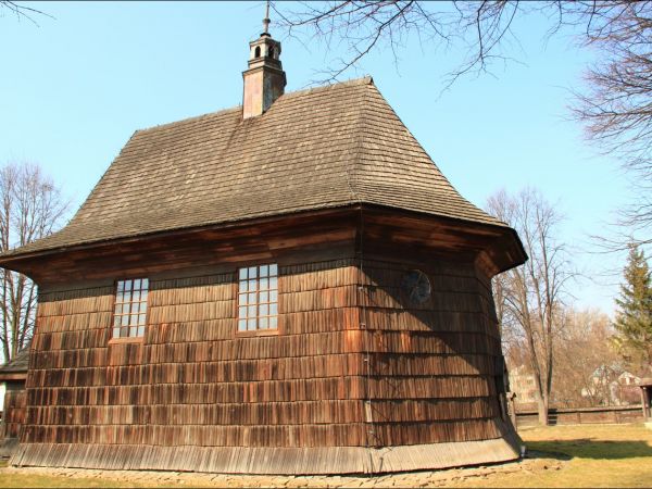 Rewniany kościół konstrukcji zrębowej pw. św. Sebastiana, wzniesiony w roku 1737. W roku 1980 był gruntownie odnawiany z całkowitą wymianą gontów.