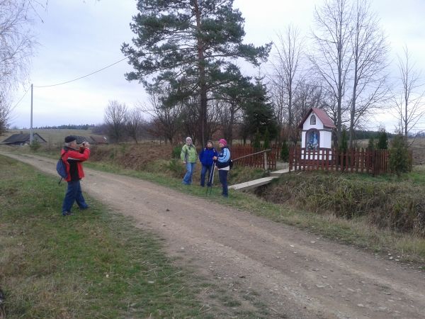 przed kapliczką Tymczyszynów - p.Władysław /ok. 85 lat/ wspominał o wsi, tu całe życie mieszka, kiedyś we wsi było ok. 40 domów - jest 2  /dwa/, niedawno elektr