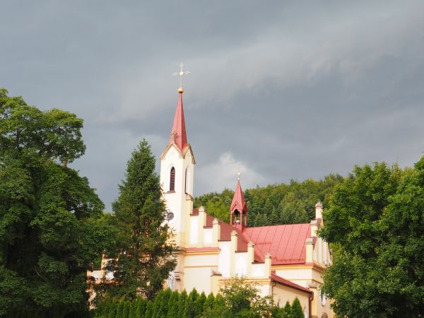soczysta zieleń obficie otula zdrojowy kościół - na burzę się zbiera, schronienia szukać będziemy...