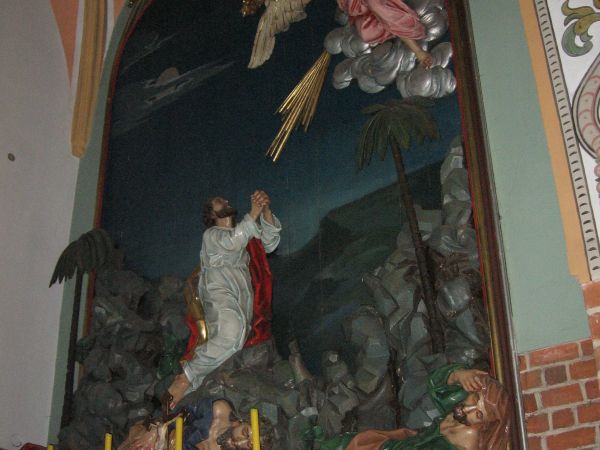 Jeden z bocznych ołtarzy.