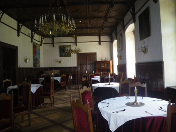 Pałac w stylu neogotyckim z 1840 r. wybudowany przez rodzinę von Belowów, po II wojnie światowej zaadaptowany na szkołę rolniczą, obecnie luksusowy hotel (Zamek
