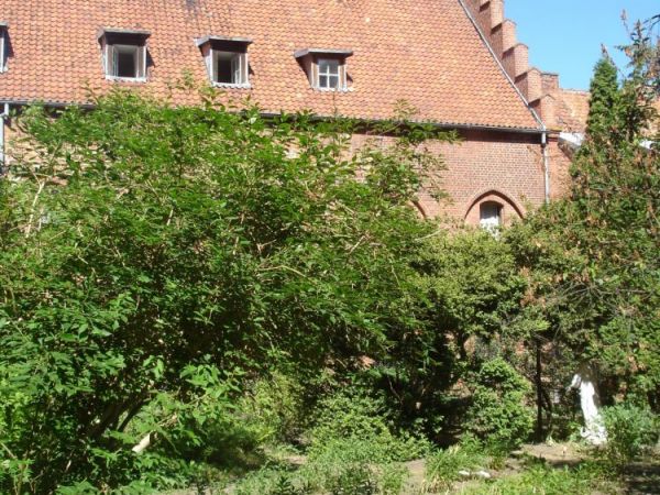 Żarnowiec: klasztor pocysterski 
Zabudowania klasztoru cystersów , pochodzące z przełomu XIII i XIV w., przylegają bezpośrednio do budynku kościoła. Na dziedzi