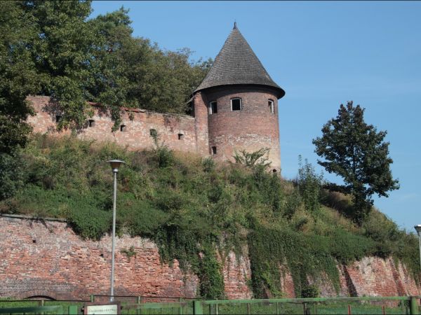 Kościół pw. św. Mikołaja i Stanisława biskupa w Jarosławiu przy ulicy Benedyktyńskiej. Przez starszych mieszkańców zwany Anna Kasarnia, został zbudowany w latac