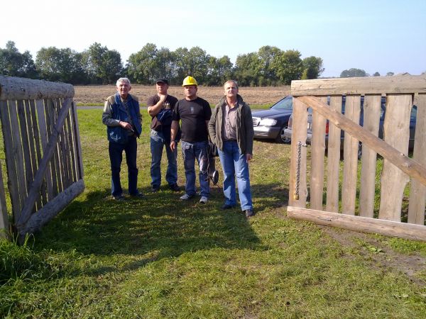 Ludzie, dzięki którym spichlerz będzie uratowany. Od lewej: inżynier nadzoru inwestorskigo Pan Dariusz Zieliński, kierownik robót, szef firmy BASTER, Pan Krzysz