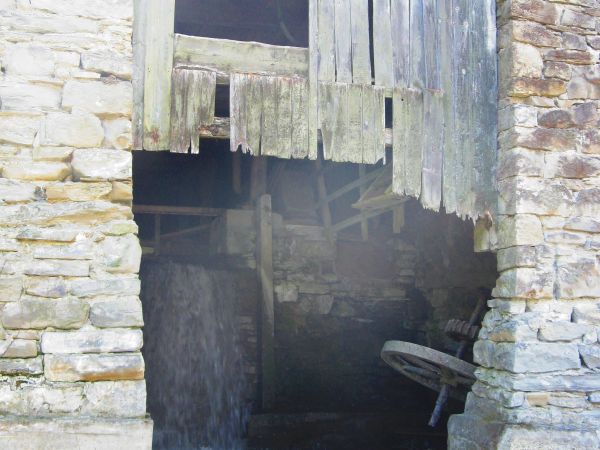 atrakcja turystyczna, historyczna - szlak zielony tędy prowadzi, gospodarze też serdeczni i obejrzeć pozwalają i zadumać i pstryknąć, bo to ludzie z Beska - prz