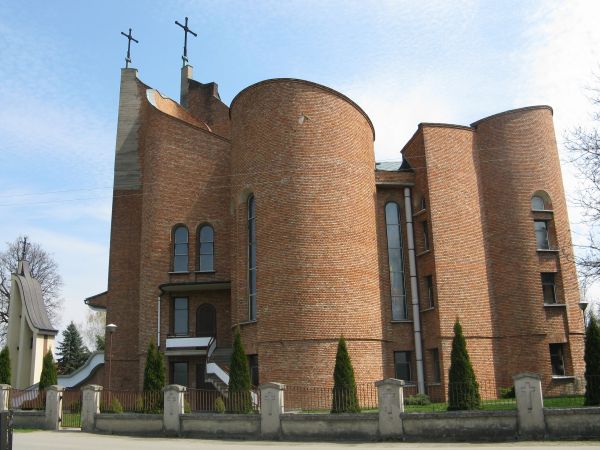 Kościół parafialny pw. św. Jadwigi Królowej, oddany do użytku 9.06.1985r. z okazji wizytacji kanoniczej, poświęcenia dokonał w dniu 11.05.1986r. ks. Bp. Ignacy