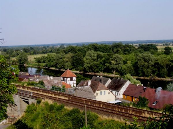 W głębi stara dzwonnica