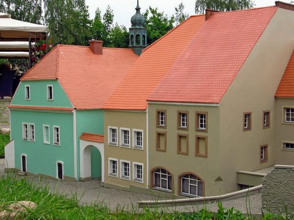 KOWARY - Park Miniatur Zabytków Dolnego Śląska - Starówka lubomierska zaliczana jest do architektonicznej perły Dolnego Śląska. Swoją nazwę zawdzięcza przybyłem