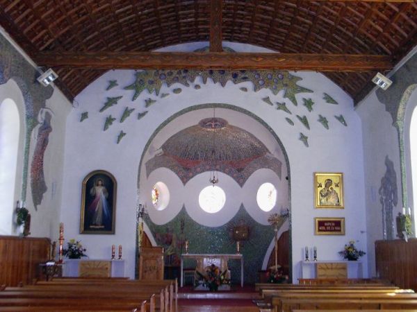 Warto zwiedzić miejscowy Kościół.