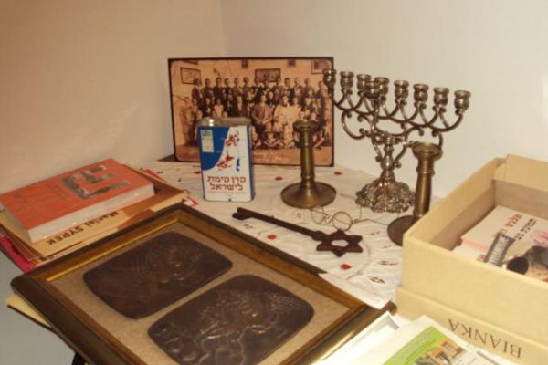 eksponaty prezentowane w Domu Żydowskim - Muzeum, lichtarze widzimy i świecznik żydowski - to menora. Ongiś w sklepie żydowskim pętał się mały, pejsaty synek w