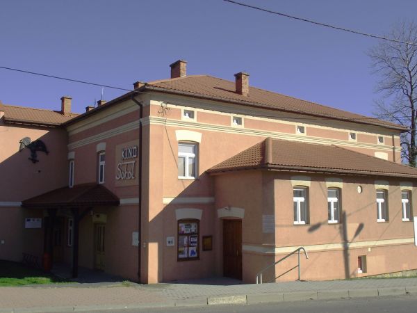 budynek, gdzie ma swoją siedzibę Towarzystwo Gimnastyczne "Sokół" - nad wejściem po lewej godło, zaś poprzez wejście po prawej - tam Regionalna Izba Historyczna