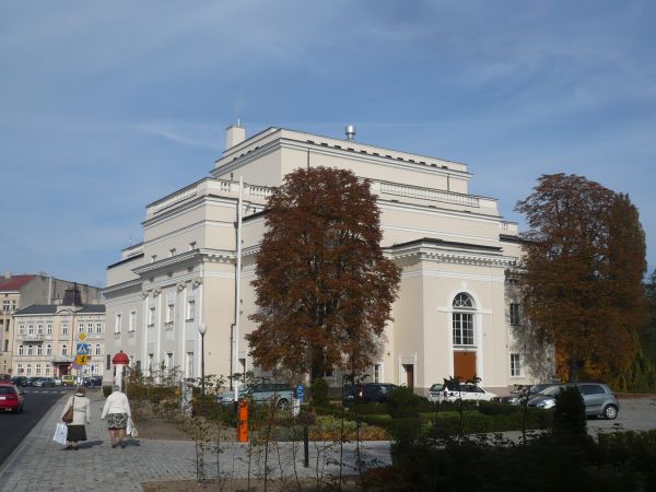 Teatr im.Bogusławskiego widziany od strony parku.