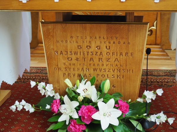 ku pamięci i wieczne wspomnienie - przekaz o internowanym w murach tego klasztoru prymasie Stefanie Wyszyńskim - tu w ołtarzu klasztornej kaplicy.