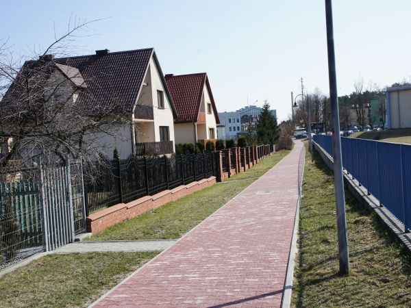 Zaczarowana uliczka pomiedzy Szkola a dawnym przedszkolem