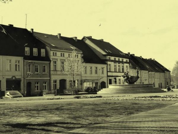 Fragment Starówki z widoczną fontanną