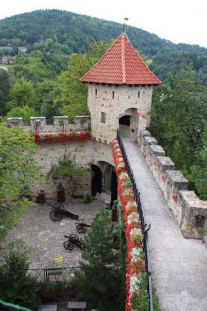 twierdza - forteca na historycznym strategicznym i handlowym szlaku - i n/z ukazane atrybuty militarne potęgi tej forteczności - a i pięknie ukwiecone - to dla
