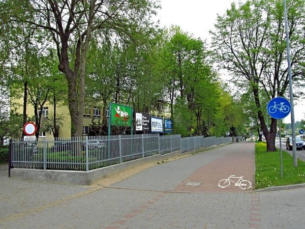 Chodnik przy ulicy Kościerskiej w okolicy ZSP