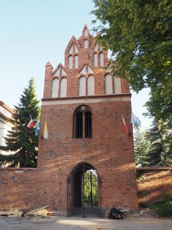 brama - dzwonnica, późnogotycka - 1497r., zwana Bramą opata Rafała Kuli.