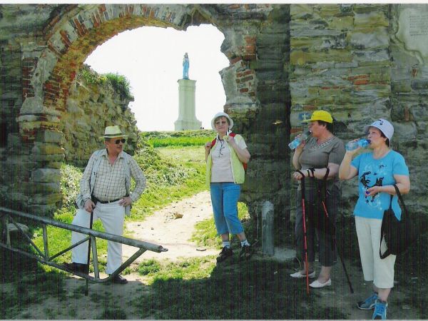 na wzgórzu ruiny klasztoru o.o. karmelitów bosych, z murami obronnymi, studniami, wspaniałymi dziedzińcami, schodami. Nocami ponoć straszą duchy, m.in. mnich w