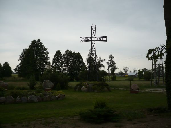 Droga krzyżowa na placu przykościelnym.