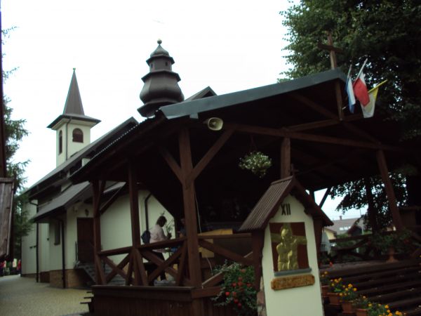 ołtarz polowy, na placu przykościelnym, nieopodal zejście do źródełka.