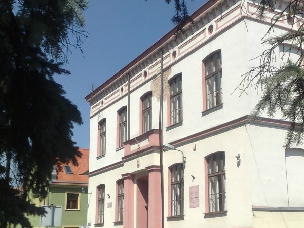 Gimnazjum Nr 1 im. Henryka Sienkiewicza ul. Szarych Szeregów 3, 63-900 Rawicz tel. (065) 545-26-68 www:   		e-mail:   	gimrawicz@wp.pl