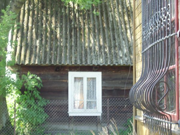 Chata obok sklepu wiejskiego