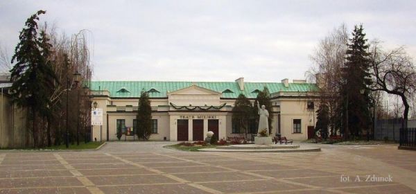 Plac przed teatrem