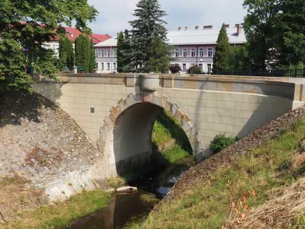 pomnik historii : most kamienny z 1782r., most ufundował hr. Józef Salezy Ossoliński, syn Jana Kantego, właściciel okolicznych dóbr w tym i rymanowskich i tam w