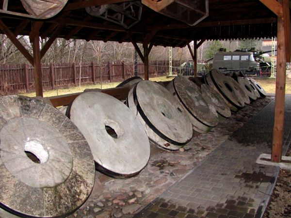 W skansenie możemy zobaczyć też największą obecnie w Polsce kolekcję kamieni młyńskich.