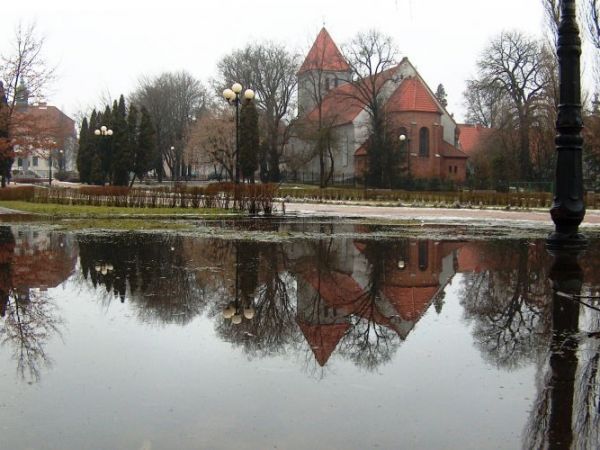 Skwer przed Ratuszem i Kościół Ewangelicki