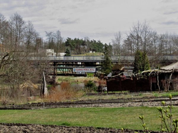 Most w ulicy Mostowej i baner powitalny uczestników spływów kajakowych Wdą