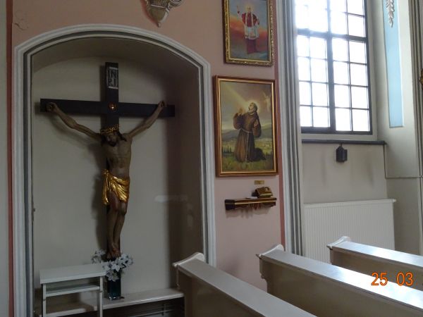 z wystroju i uposażenia kaplicy bocznej - jednej z dwóch po obu stronach korpusu, barokowej.