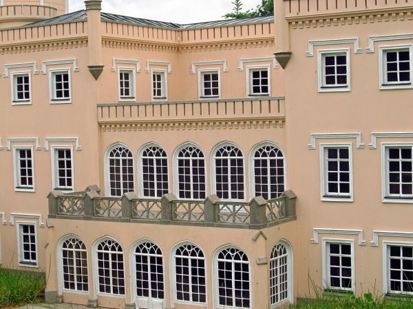 KOWARY - Park Miniatur Zabytków Dolnego Śląska - Pałac w Mysłakowicach wybudowany został w największej wsi Kotliny Jeleniogórskiej, na życzenie króla Prus w XIX