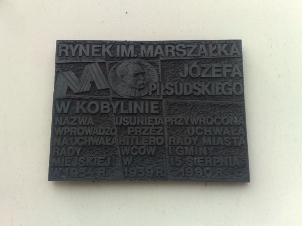 Tablica na ratuszu w Kobylinie.