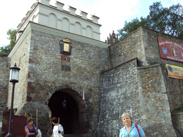Brama Warszawska - wzniesiona ok. 1520-30r., fundacji Krzysztofa Szydłowieckiego.  Nad otworem bramnym płyta z herbem fundatora Odrowąż. Swoje 5 minut Opatów mi