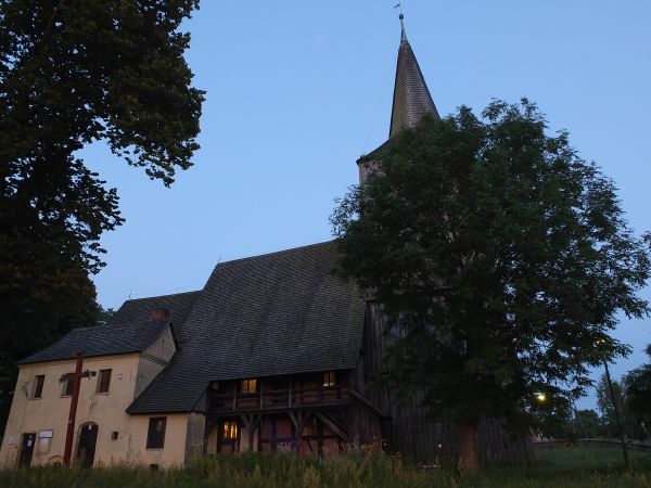 Niby skromny wiejski,drewniany kościółek  a....