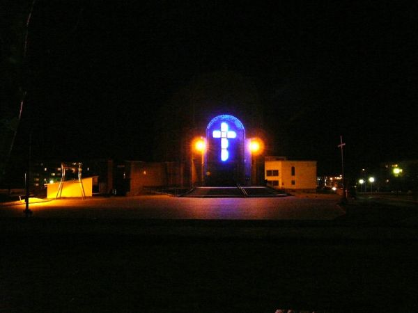 Kościół przy ul. Połanieckiej nocą