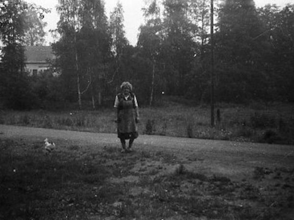 Ciocia Otylia Krzemińska przed domem 11.07.1981