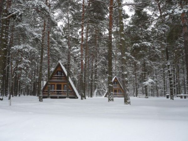 Na terenie Ośrodka domki letniskowe .