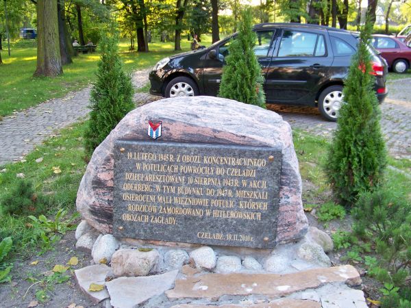Kamień upamiętniający pewne ważne wydarzenia z historii  miasta.
Obok Pałacu Pod Filarami.