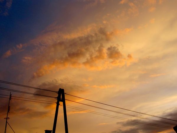 Kolorowy wieczór po zachodzie słońca nad miastem