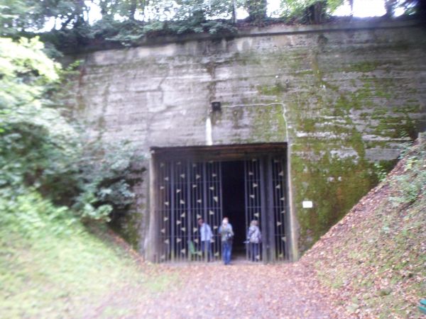 tunel - schron kolejowy dla pociągu sztabowego z czasów II wojny światowej, tu Hitler spotkał się z Mussolinim.