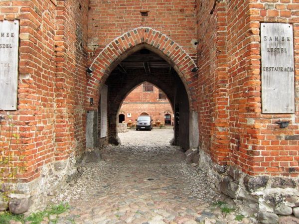 Zamek Biskupów Warmińskich w Reszlu-wejście na dziedziniec zamku.