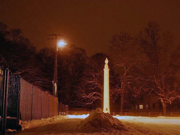 Waplewo -widok na kolumnę Matki Boskiej (w głębi pałac)