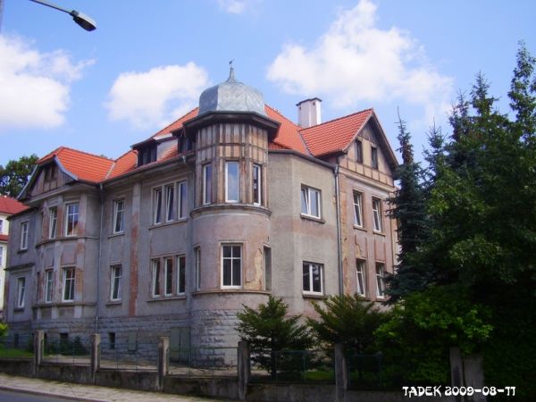 Ciekawe rozwiązanie w budownictwie miejskim - poddasze i narożna baszta konstrukcja drewnianych bali z wypełnieniem. Ulica Górników - K.Miarki.