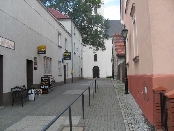 Przejście z ul. 27 Stycznia do ul. Kościelnej (nazywane ul. Farną)