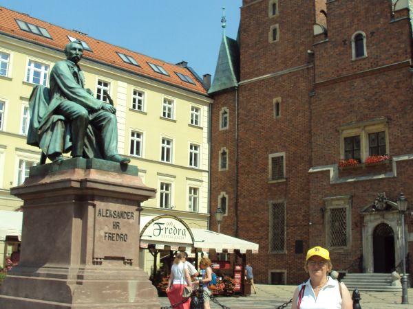 przy pomniku Aleksandra hr. Fredry - komediopisarza polskiego, do końca II-giej wojny światowej pomnik stał przy jednym z głównych rynków we Lwowie.