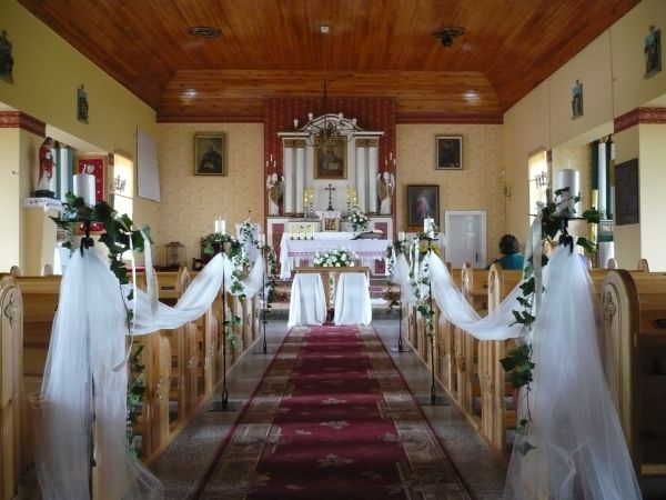 Widok kościoła ogólny z dekoracją do zaślubin.